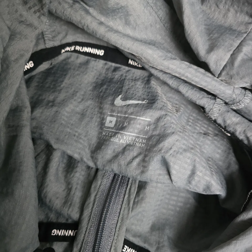 NIKE RUNNING HOODED JACKET IN GREY - MEDIUM