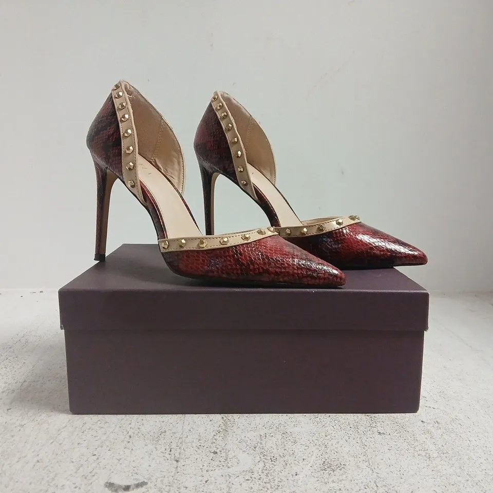BOXED PAIR OF CARVELA POINTED TOE STILETTO HEELS IN WINE SIZE EU 38