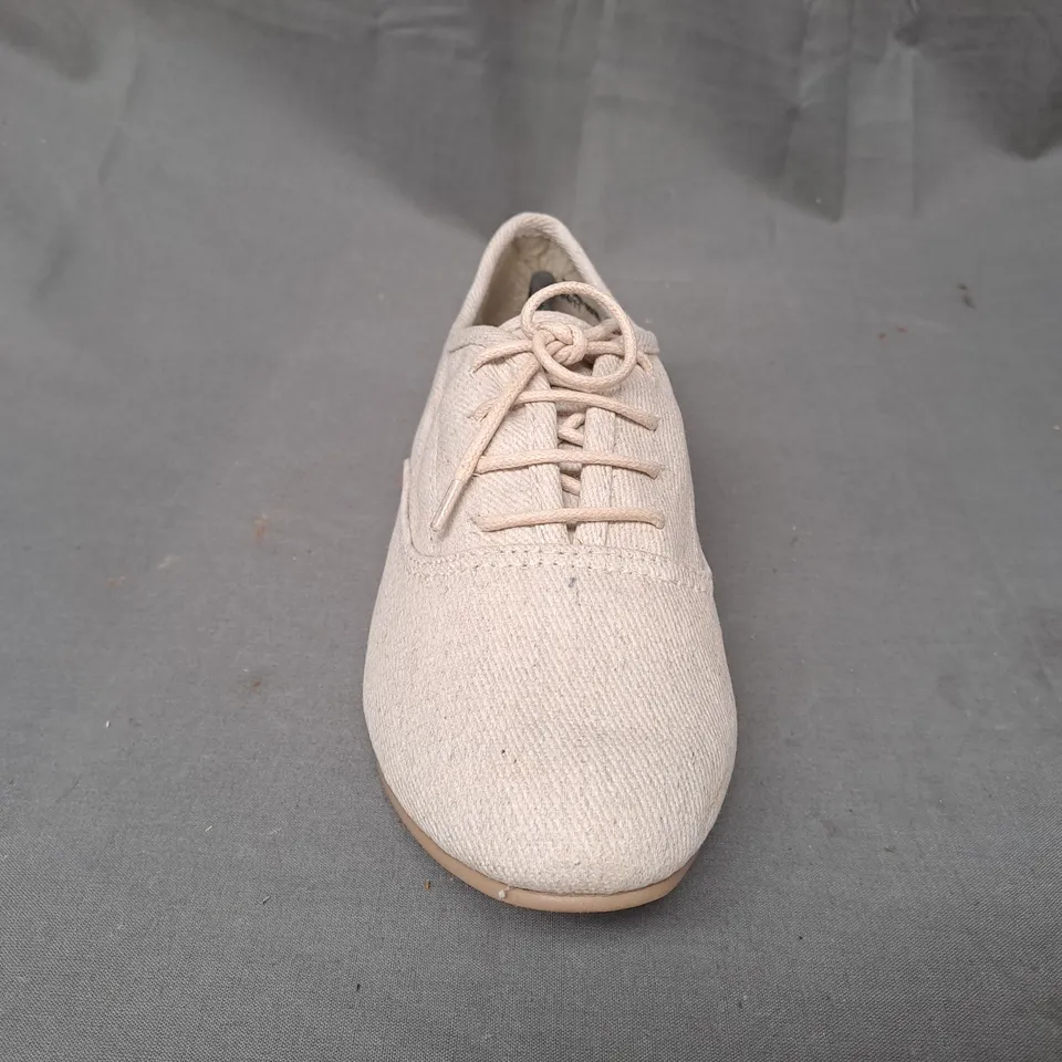 BOX OF APPROXIMATELY 10 PAIRS OF BARRATTS SHOES IN CREAM IN VARIOUS SIZES
