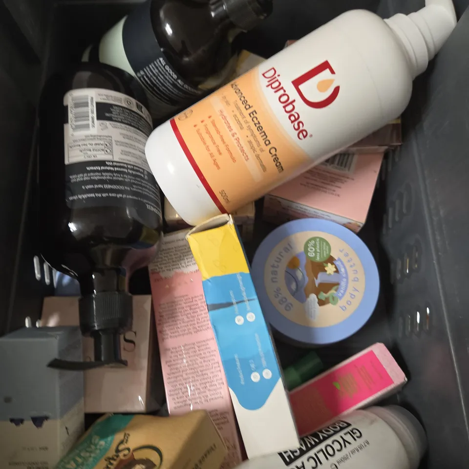 APPROXIMATELY 15 ASSORTED HEALTH & BEAUTY PRODUCTS TO INCLUDE BUBBLE BATH, ECZEMA CREAM, HAND WASH ETC 