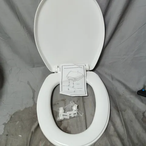 WHITE TOILET SEAT WITH LID - MOUNTING FITTINGS & INSTRUCTION SHEET