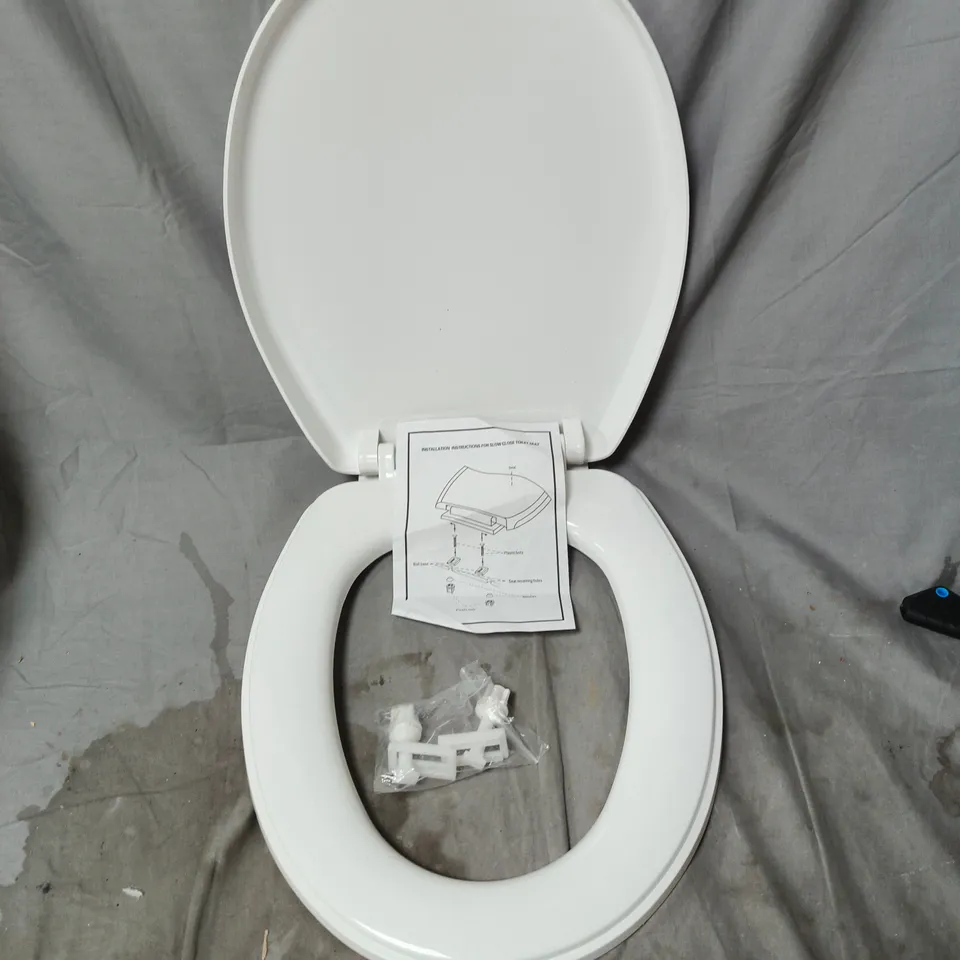 WHITE TOILET SEAT WITH LID - MOUNTING FITTINGS & INSTRUCTION SHEET