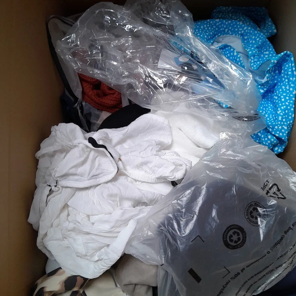 APPROXIMATELY 20 ASSORTED CLOTHING ITEMS IN VARIOUS SIZES AND STYLES TO INCLUDE - JUMPSUIT, DRESS, TOP, ETC