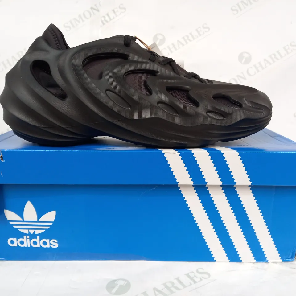 BOXED PAIR OF ADIDAS ADIFOM Q SHOES IN BLACK UK SIZE 9