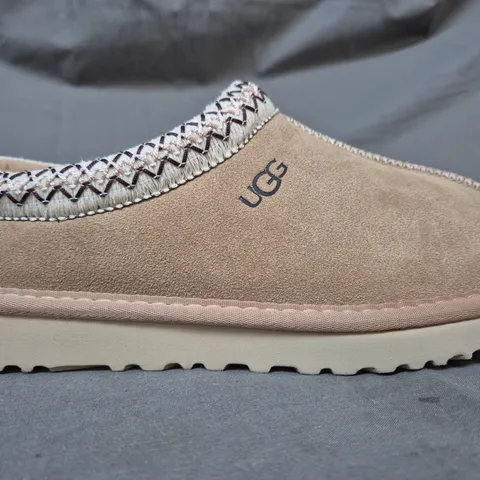 BOXED PAIR OF UGG WOMEN'S DAKOTA SHOES IN LIGHT BROWN UK SIZE 6