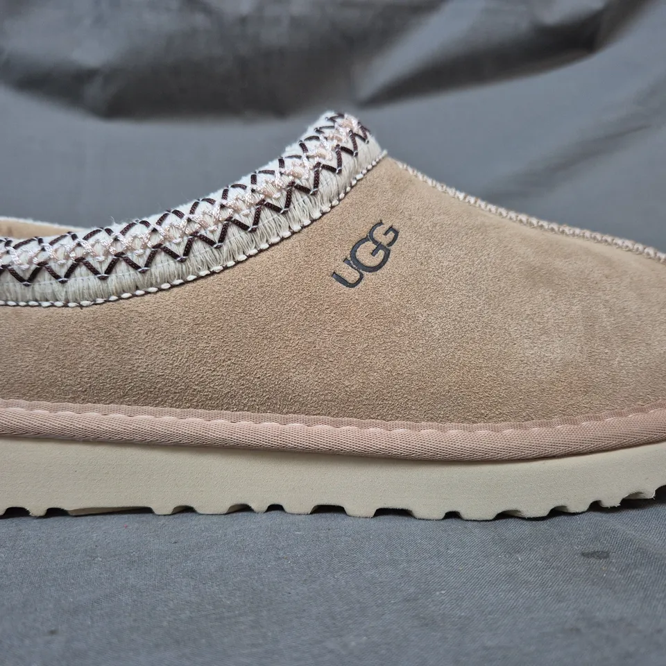 BOXED PAIR OF UGG WOMEN'S DAKOTA SHOES IN LIGHT BROWN UK SIZE 6