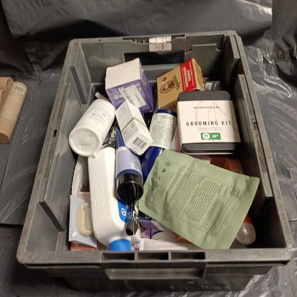 BOX OF APPROXIMATELY 20 ASSORTED HOUSEHOLD ITEMS INCLUDING PAULAS CHOICE LIQUID EXFOLIANT, HOYGI NECK CREA, DR SQUATCH DEODORANT AND MONOGRAM GROOMING KIT