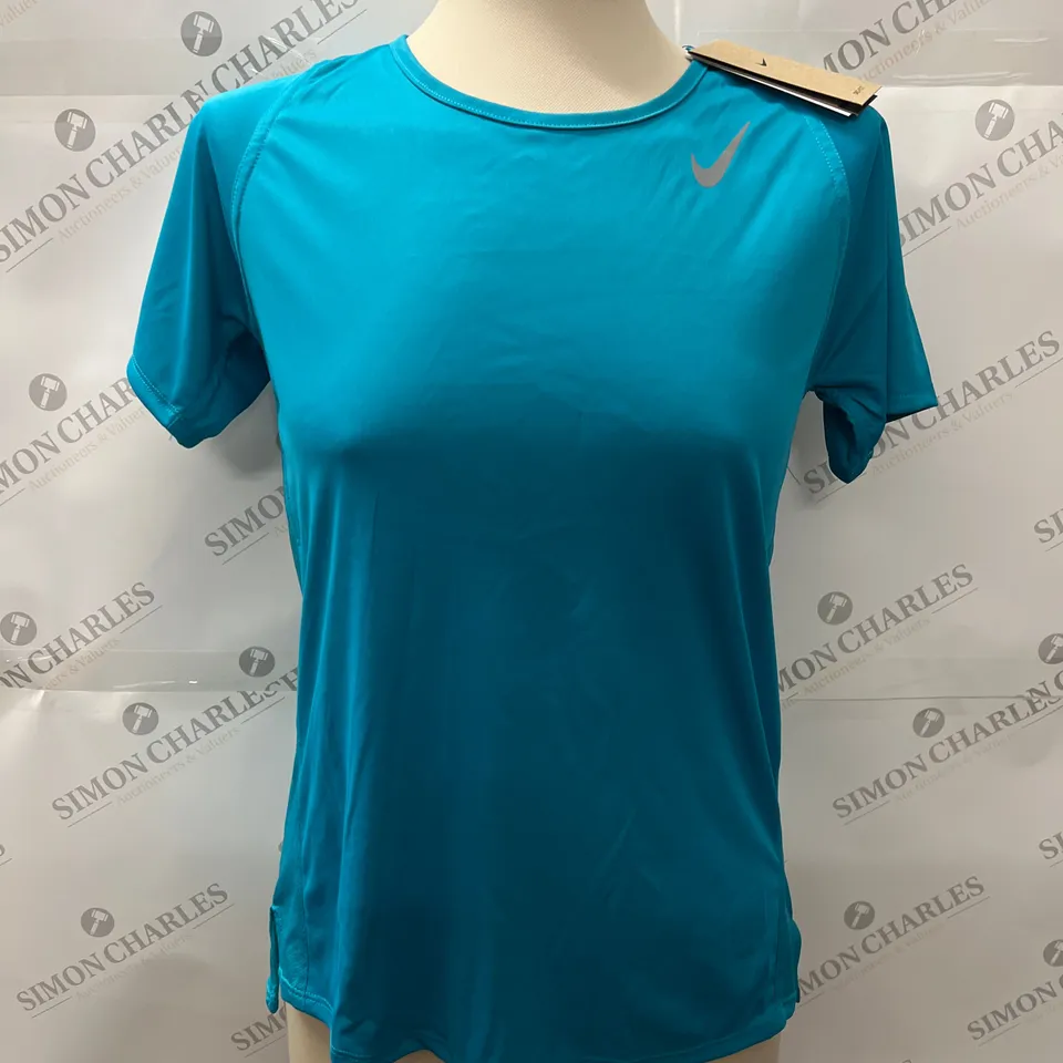 NIKE DRI-FIT SHORT SLEEVED TRAINING T-SHIRT IN BLUE SIZE S
