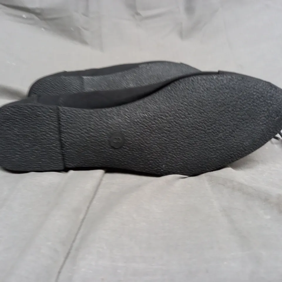 A BOX OF APPROXIMATELY 20 PAIRS OF BOOTS IN BLACK - VARIOUS SIZES 