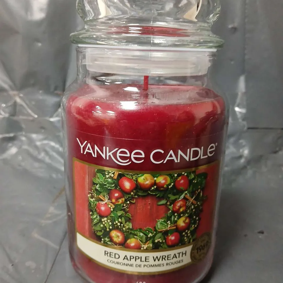 YANKEE CANDLE RED APPLE WREATH SCENTED CANDLE (623g)