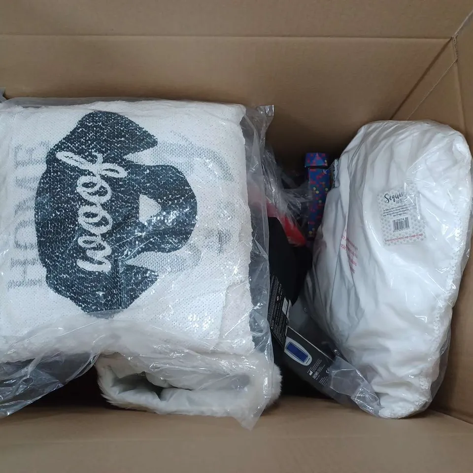 APPROXIMATELY 15 HOUSEHOLD ITEMS TO INCLUDE CUSHIONS, MUGS AND MINI FRAGRANCES