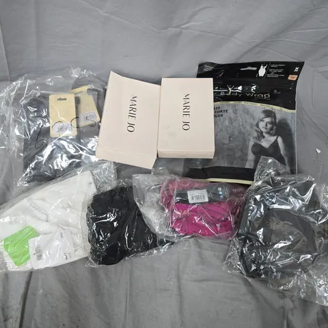 APPROXIMATELY 20 ASSORTED CLOTHING ITEMS IN VARIOUS COLOURS, SIZES, AND STYLES TO INCLUDE BRANDS SUCH AS MARIE JO, BODY WRAP SHAPEWEAR, GOSSARD, ETC