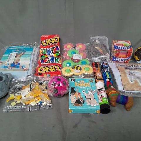 LOT OF ASSORTED TOYS AND GAMES TO INCLUDE TEDDYS, UNO CARDS AND LEGO