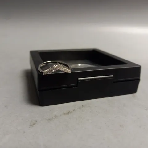 UNBRANDED 925 SILVER RING WITH CRYSTAL STONES SIZE 6