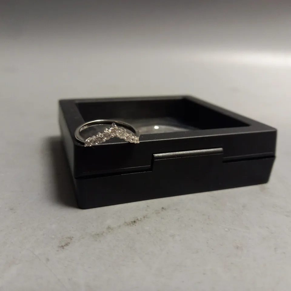 UNBRANDED 925 SILVER RING WITH CRYSTAL STONES SIZE 6