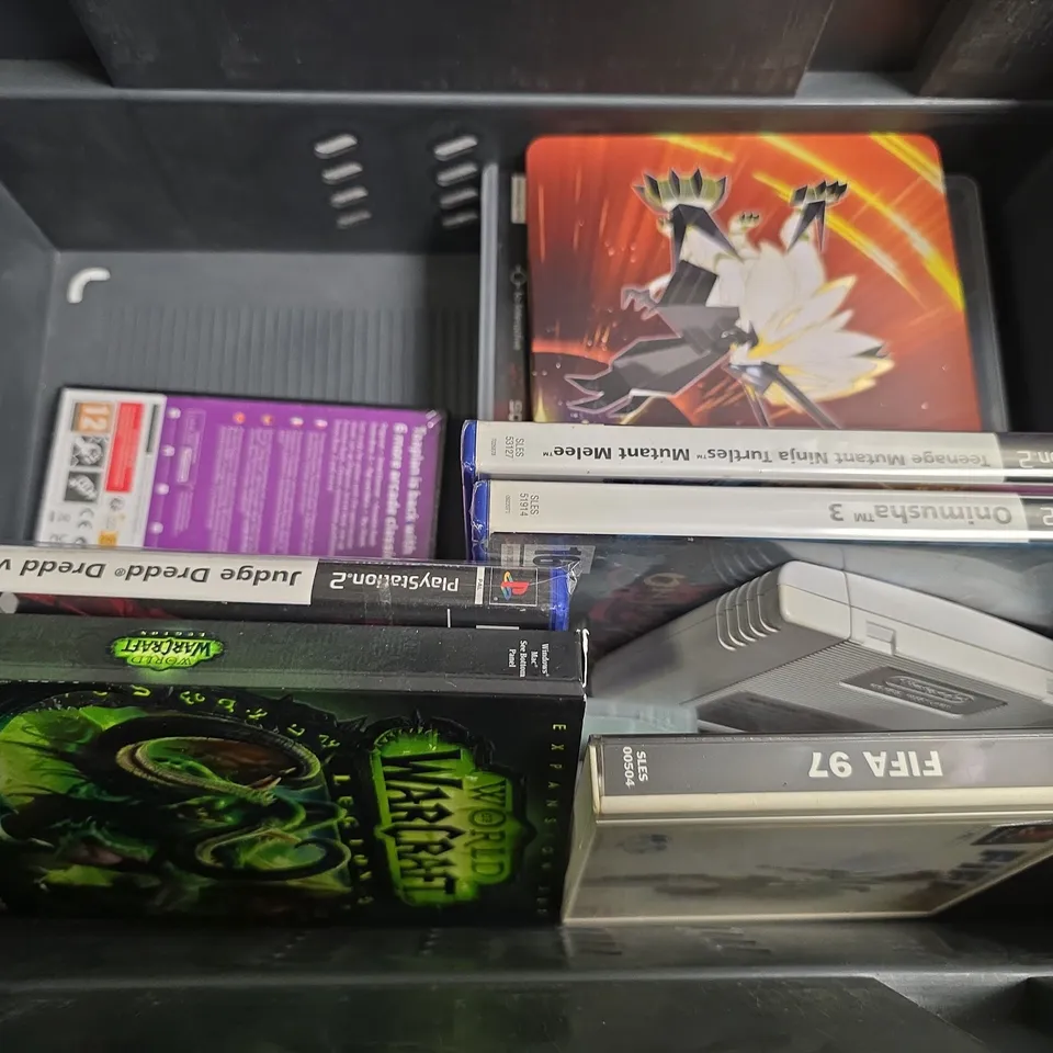 APPROXIMATELY 15 ASSORTED VIDEO GAMES TO INCLUDE - PLAYSTATION 2 RESIDENT EVIL, NINTENDO 3DS POKEMON SUN , PLAY STATION 2 ULTIMATE SPIDER MAN ETC