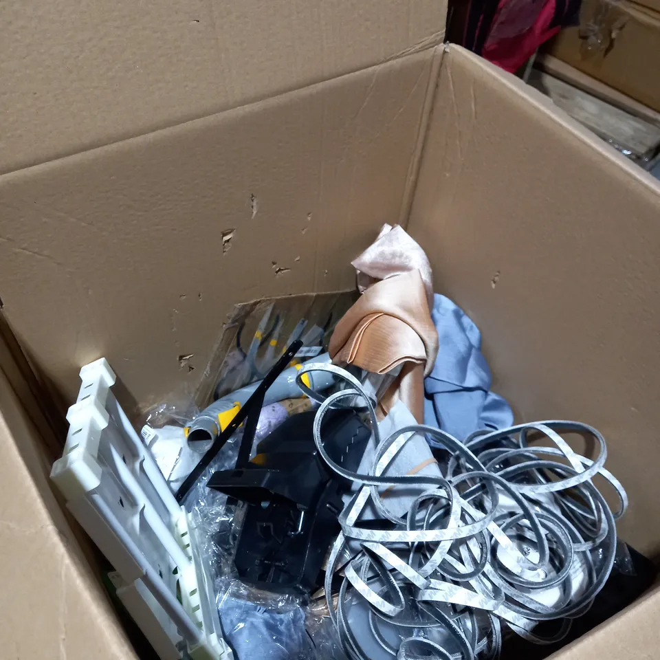 BOX OF APPROXIMATELY 20 ASSORTED ITEMS TO INCLUDE HOUSE DÉCOR, SCARFS, SAFETY HANDLE ETC
