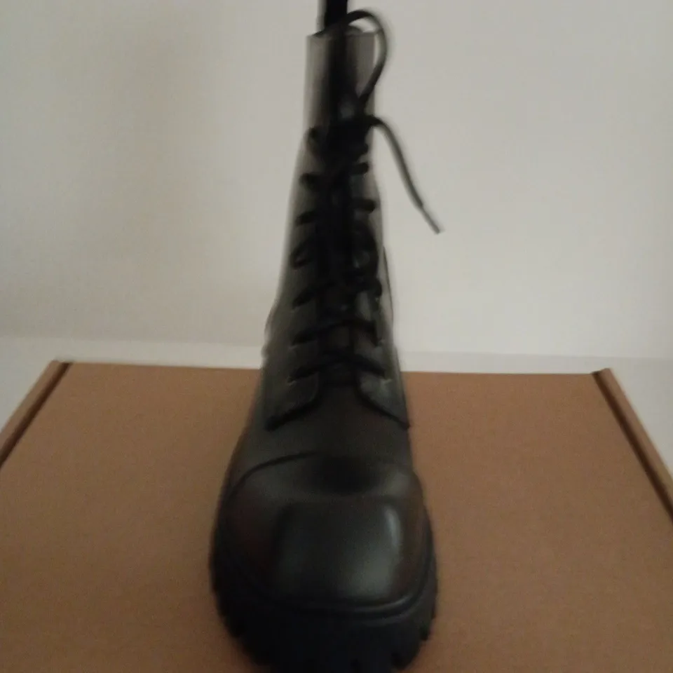BOXED PAIR OF KOI GIMLI BLACK SQUARE TOE LACE UP BOOTS - SIZE 9