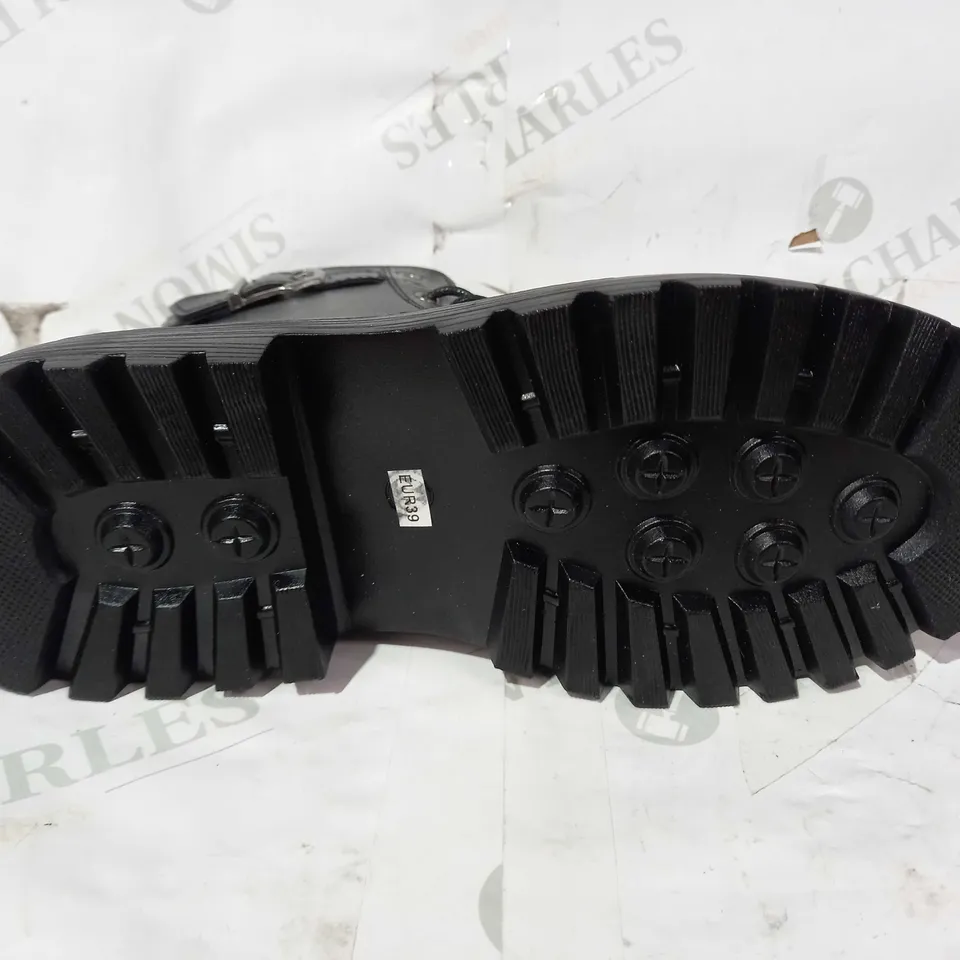 BOXED PAIR OF DESIGNER BOOTS IN BLACK EU SIZE 39