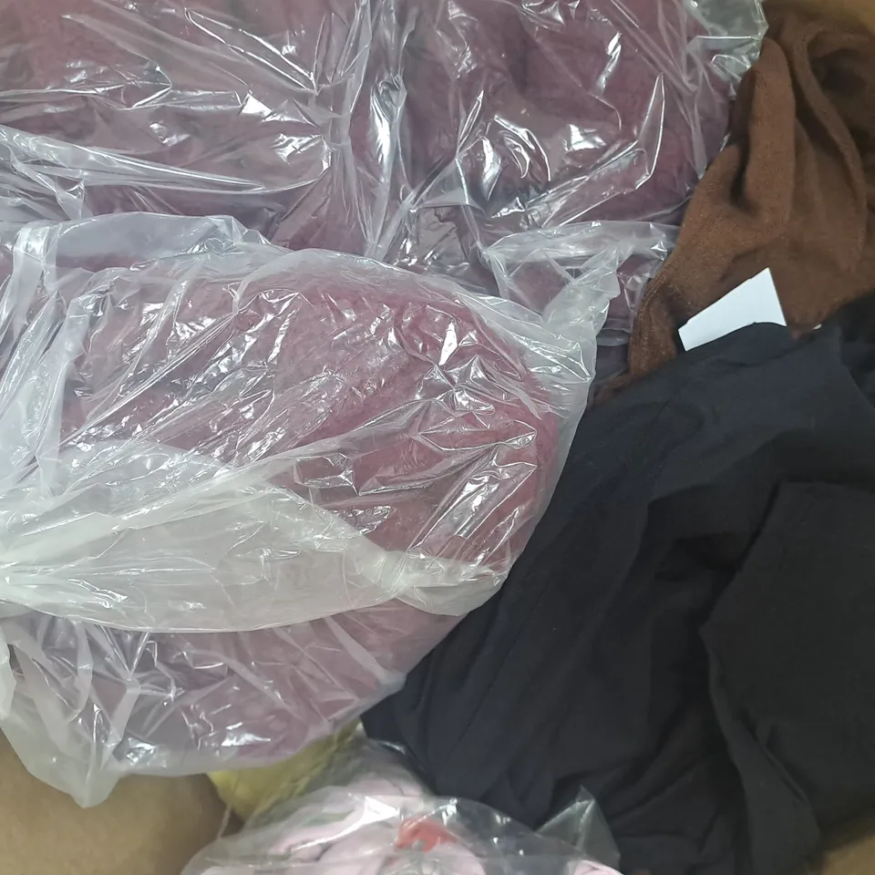 BOX OF APPROXIMATELY 10 ASSORTED HOUSEHOLD AND FASHION ITEMS IN VARIOUS COLOURS, SIZES, AND STYLES - COLLECTION ONLY