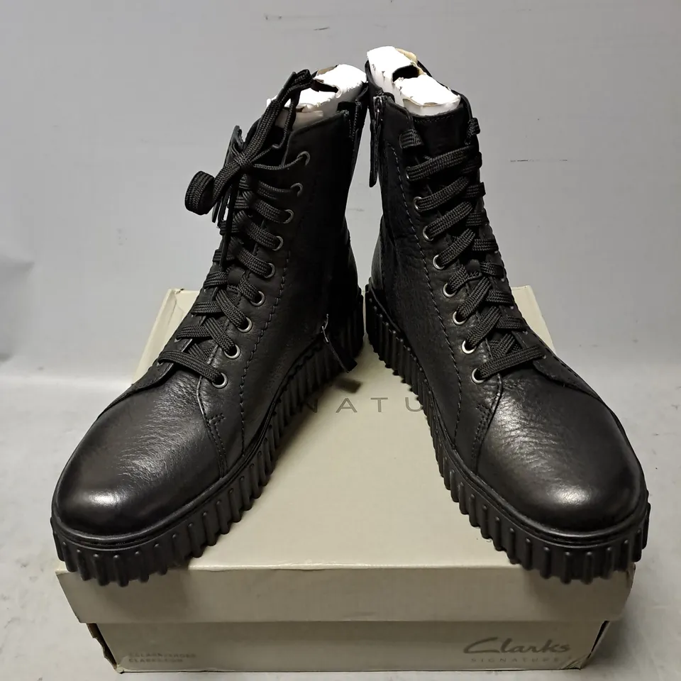 BOXED PAIR OF CLARKS TORHILL RISE LEATHER BOOTS IN BLACK SIZE 6