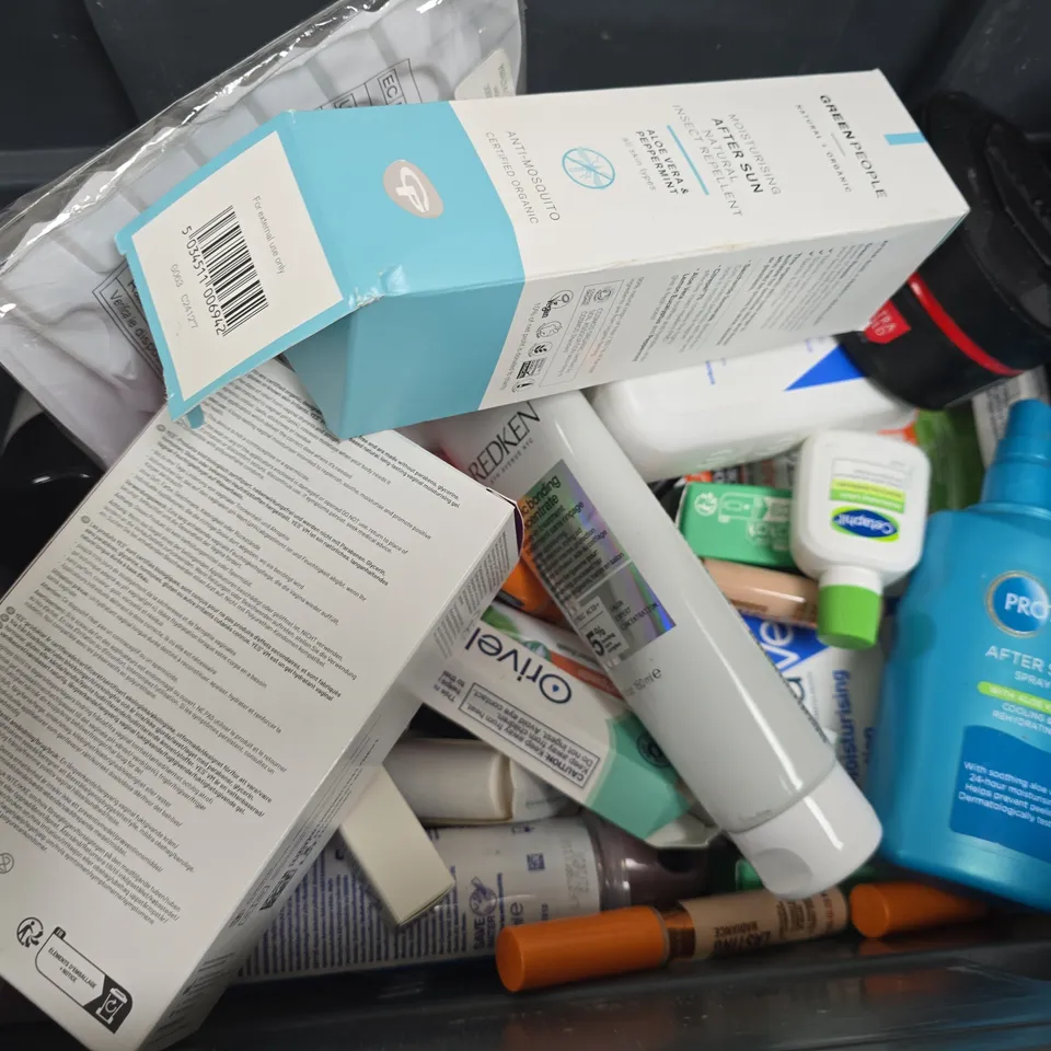 APPROXIMATELY 15 ASSORTED HEALTH & BEAUTY PRODUCTS TO INCLUDE CERAVE MOISTURISING LOTION, GREEN PEOPLE AFTER SUN, REDKEN ACIDIC BONDING CONCENTRATE, ETC - COLLECTION ONLY