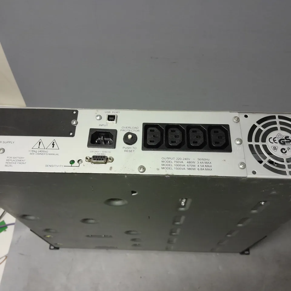 APC Smart-UPS 750VA USB RM 2U 230V