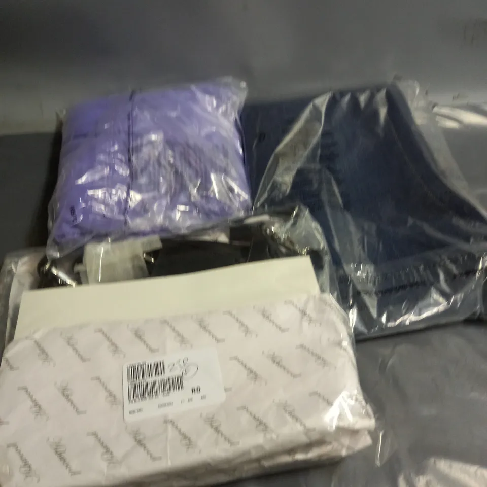 APPROXIMATELY 10 ASSORTED CLOTHING ITEMS TO INCLUDE TOPS, JEANS, HANDBAGS, ETC