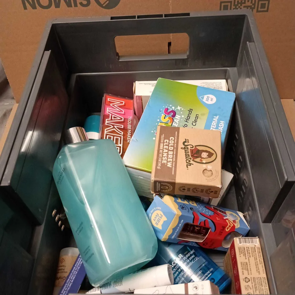 APPROXIMATELY 20 ASSORTED COSMETIC ITEMS TO INCLUDE PECKSNIFFS SHOWER GEL, DR SQUATCH, GODA, NO 7 AIRBRUSH AWAY, TROUBLEMAKER PALETTE ETC