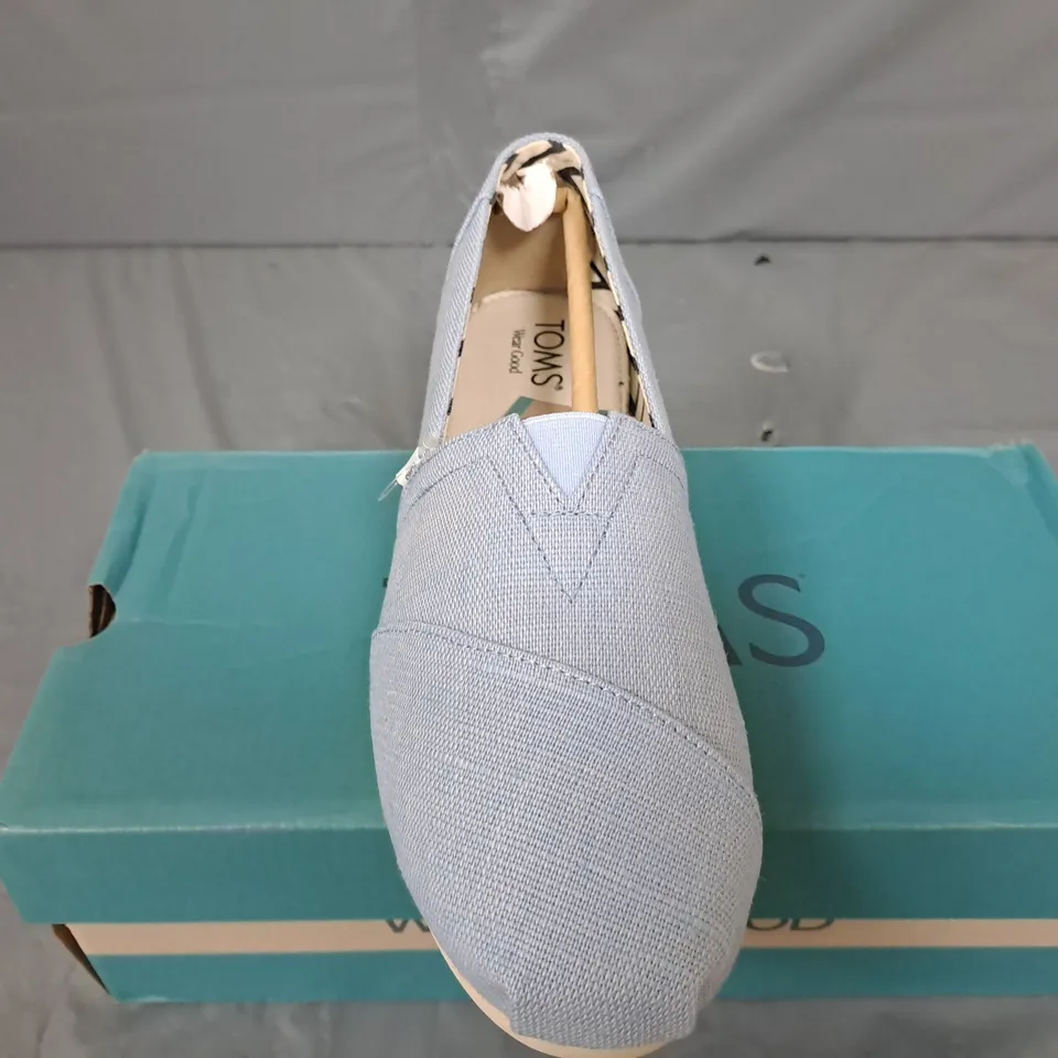 BOXED PAIR OF TOMS WOMENS ALPARGATA CLASSIC IN COOL BLUE HERITAGE CANVAS - 10
