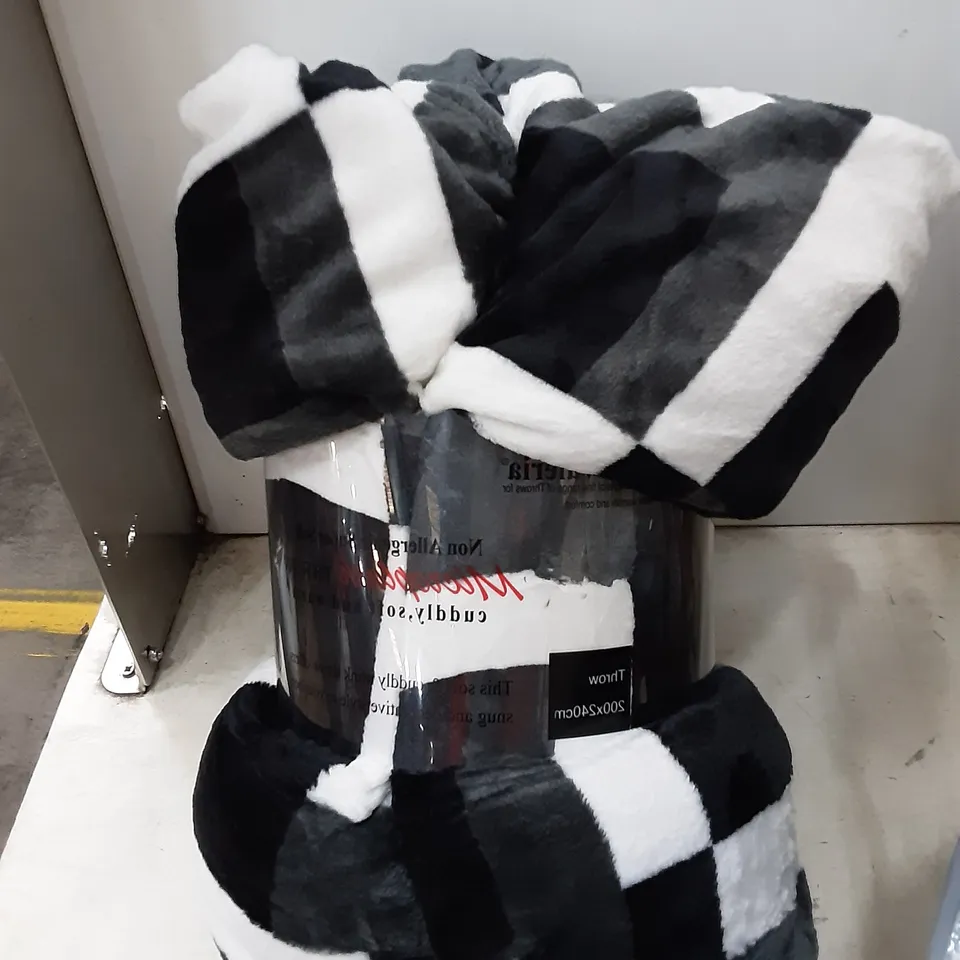 BAGGED FLUFFY WARM REVERSIBLE LUXURY BLANKET 