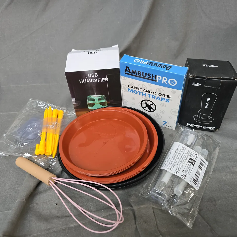 APPROXIMATELY 12 ASSORTED HOUSEHOLD ITEMS TO INCLUDE USB HUMIDIFIER, MOTH TRAPS, ESPRESSO TAMPER, ETC
