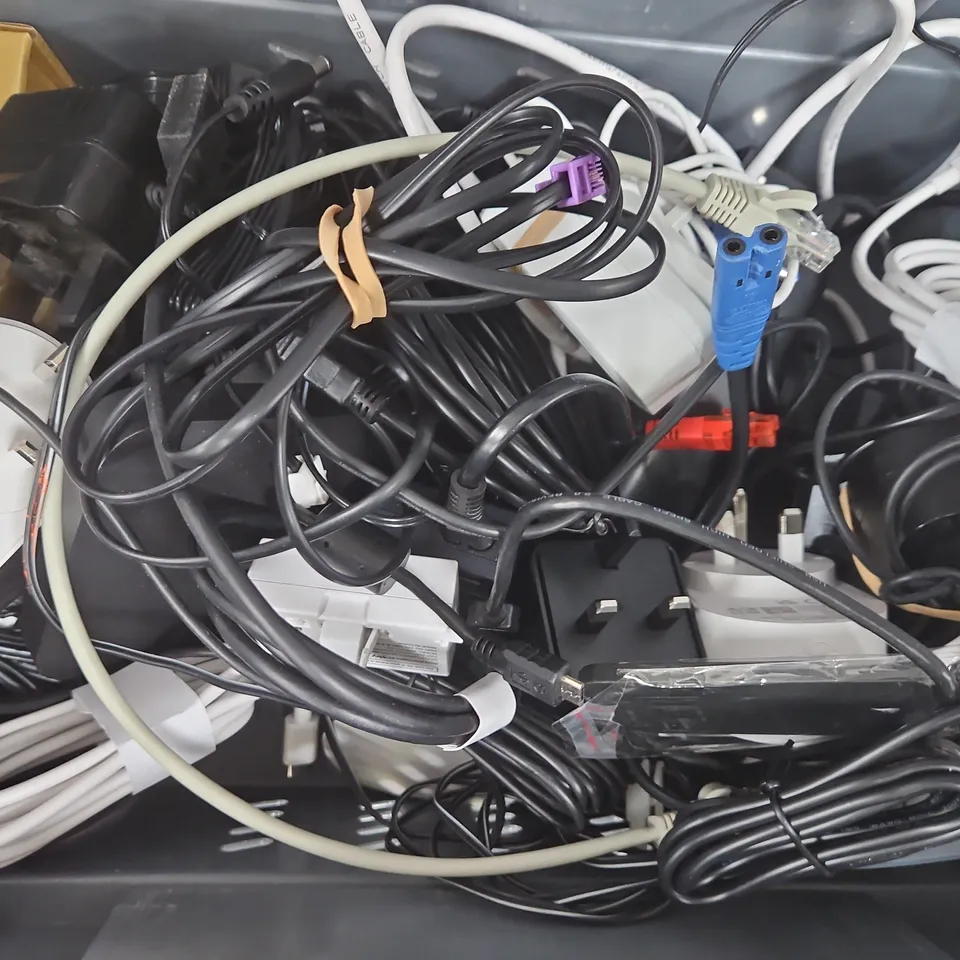 APPROXIMATELY 10 ASSORTED ELECTRICAL HOUSEHOLD ITEMS TO INCLUDE ONE FOR ALL TV REMOTE, AND VARIOUS CABLES, ETC