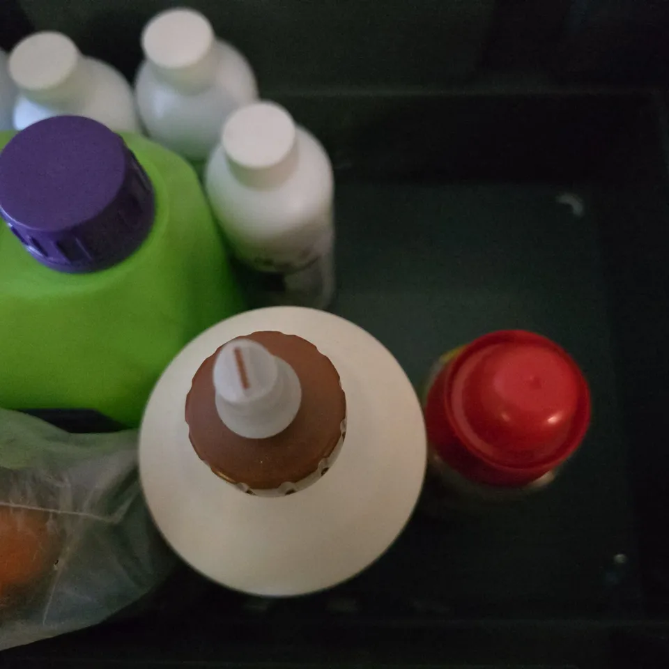 APPROXIMATELY 12 ASSORTED ITEMS TO INCLUDE -  THE POND DOCTOR TOTAL WATER SOLUTIONS , CAR PLAN DE-IONISED WATER , VAX SPOT WASH ETC
