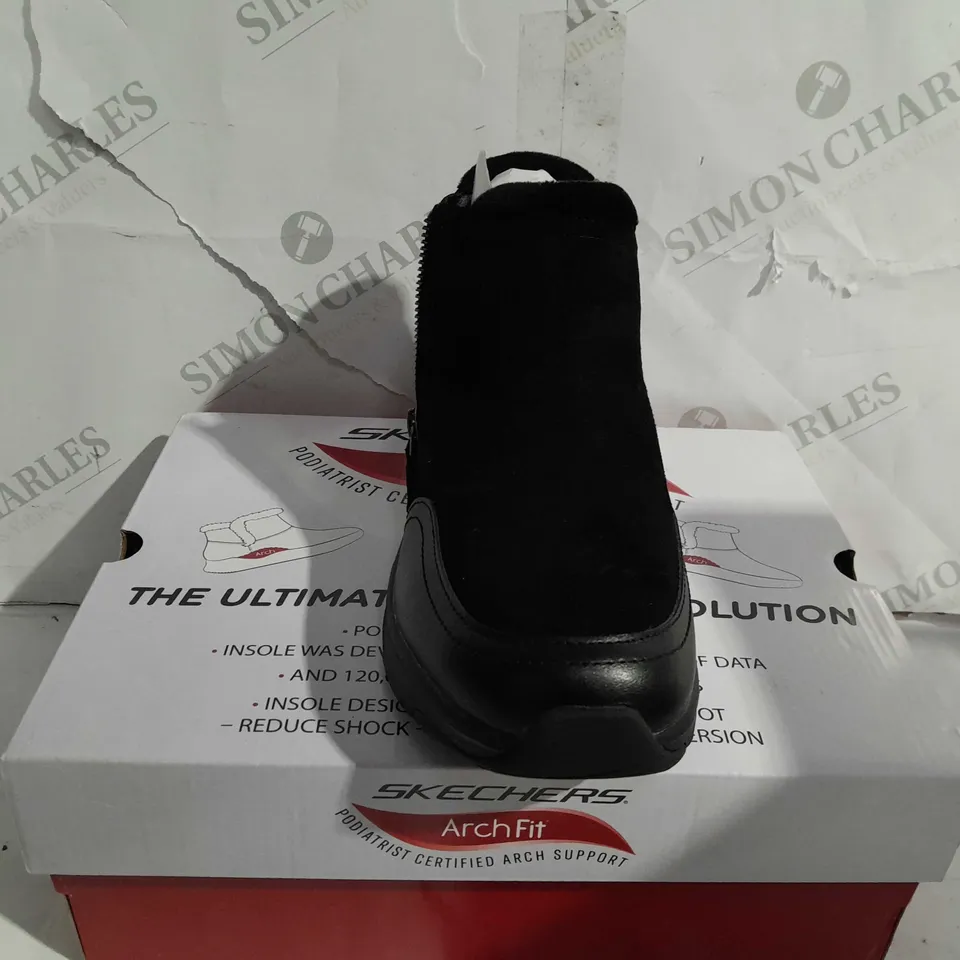 BOXED SKECHERS ARCH FIT SMOOTH ZIP BOOTS, BLACK - SIZE 4.5
