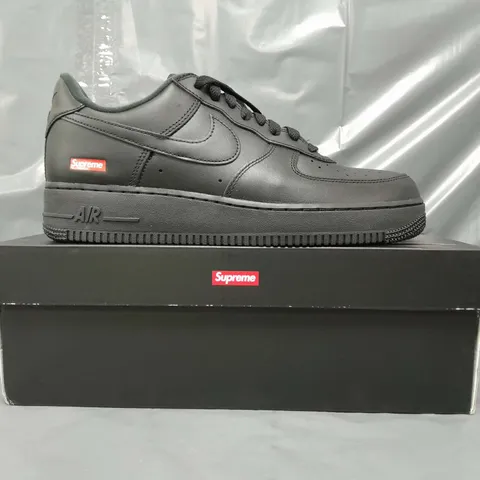 BOXED PAIR OF NIKE AIR FORCE 1 SUPREME SHOES IN BLACK UK SIZE 8