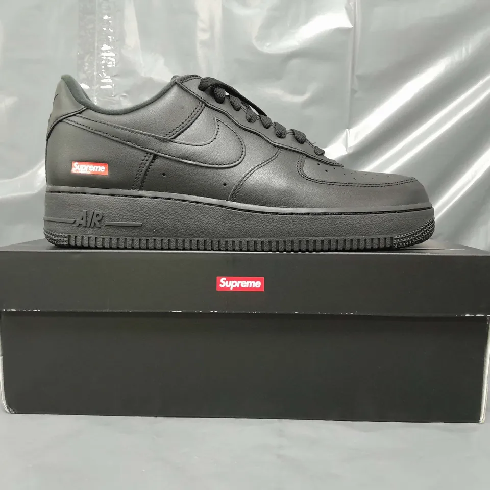 BOXED PAIR OF NIKE AIR FORCE 1 SUPREME SHOES IN BLACK UK SIZE 8