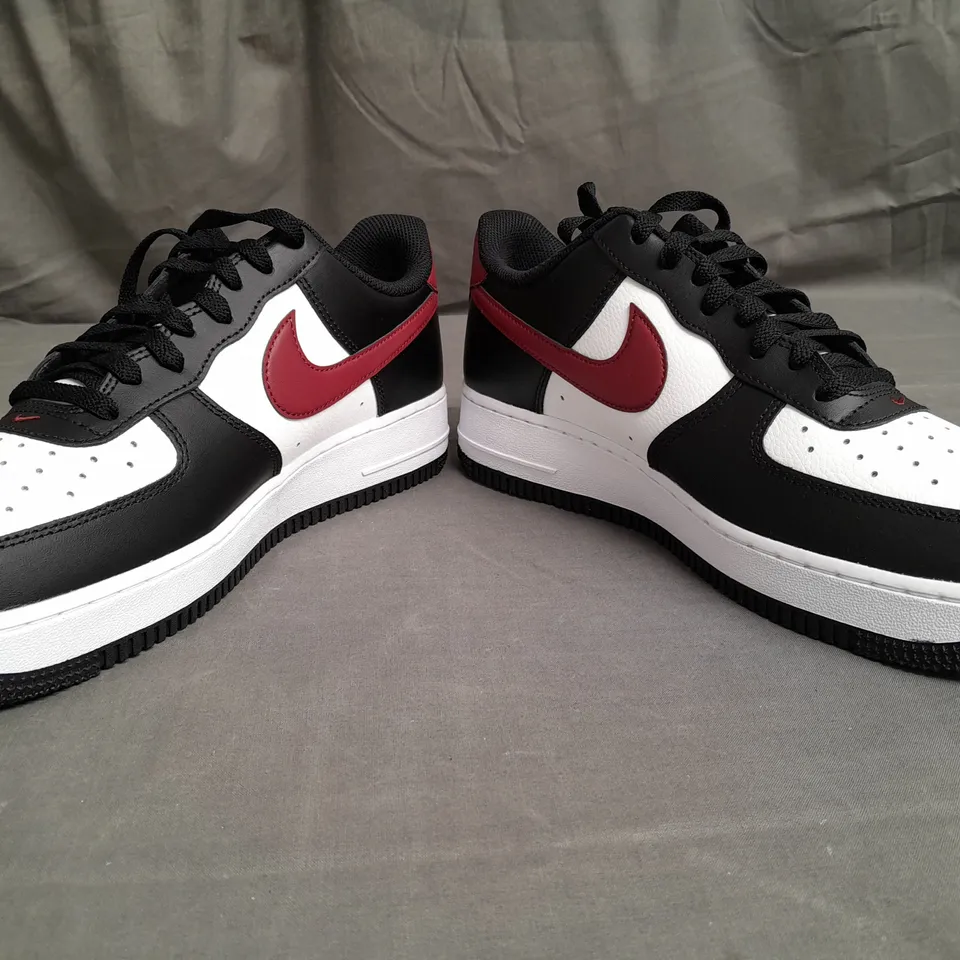 BOXE DPAIR OF NIKE AIR FORCE 1 '07 TRAINERS SIZE UK 9 