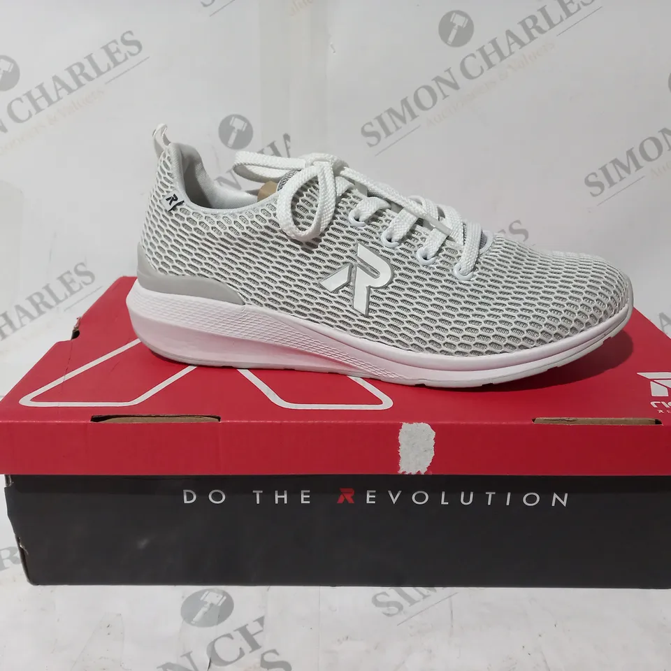 BOXED PAIR OF SKECHERS BOBS SKIPPER WAVE DIAMOND QUILTS BOOTS IN GREY UK SIZE 5