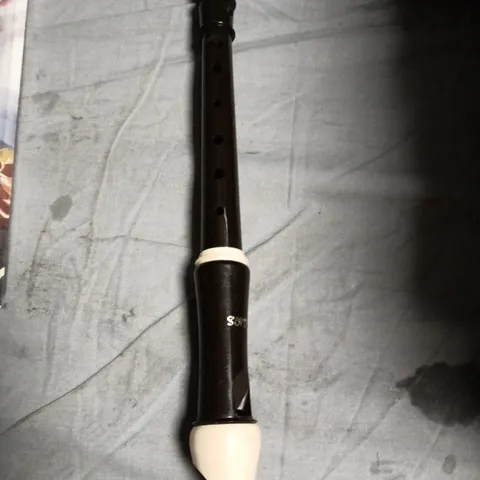 APPROXIMATELY 20 ASSORTED TOYS INCLUDING JUMP COMICS SWORD  MUSICAL RECORDER AND PACKET OF SINGLE COLOURED BEADS 