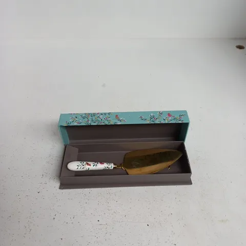 SARA MILLER LONDON PORTMEIRION CAKE SLICE β FLORAL BIRD PATTERN, GOLD BLADE