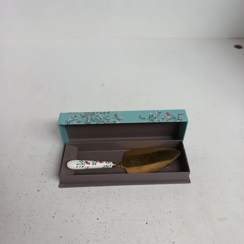 SARA MILLER LONDON PORTMEIRION CAKE SLICE – FLORAL BIRD PATTERN, GOLD BLADE