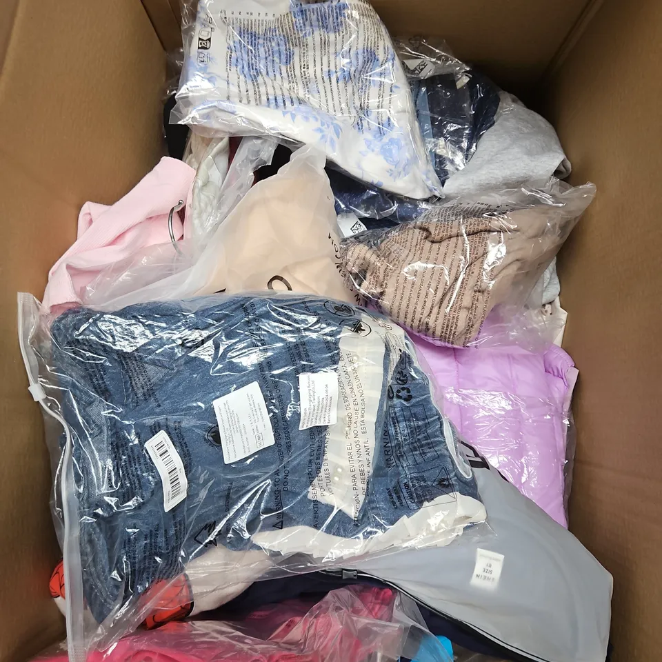 BOX OF APPROXIMATELY 30 ASSORTED KIDS CLOTHING ITEMS TO INCUDE - SLEEPSUIT - DRESSES - BABY BOOTIES, ETC