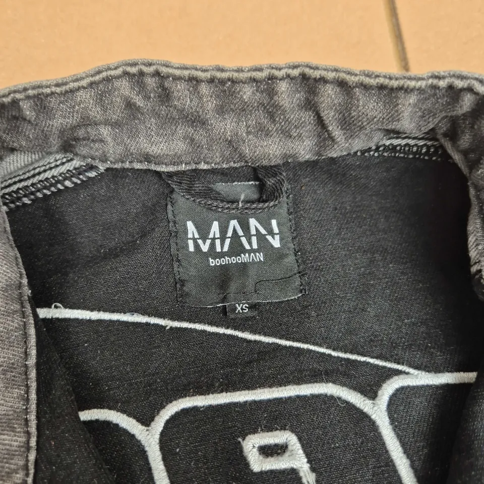 BOOHOO MAN DENIM MOTORCYCLE JACKET – UK SIZE XS – SPEED MOTOR OFFICIAL BRANDING