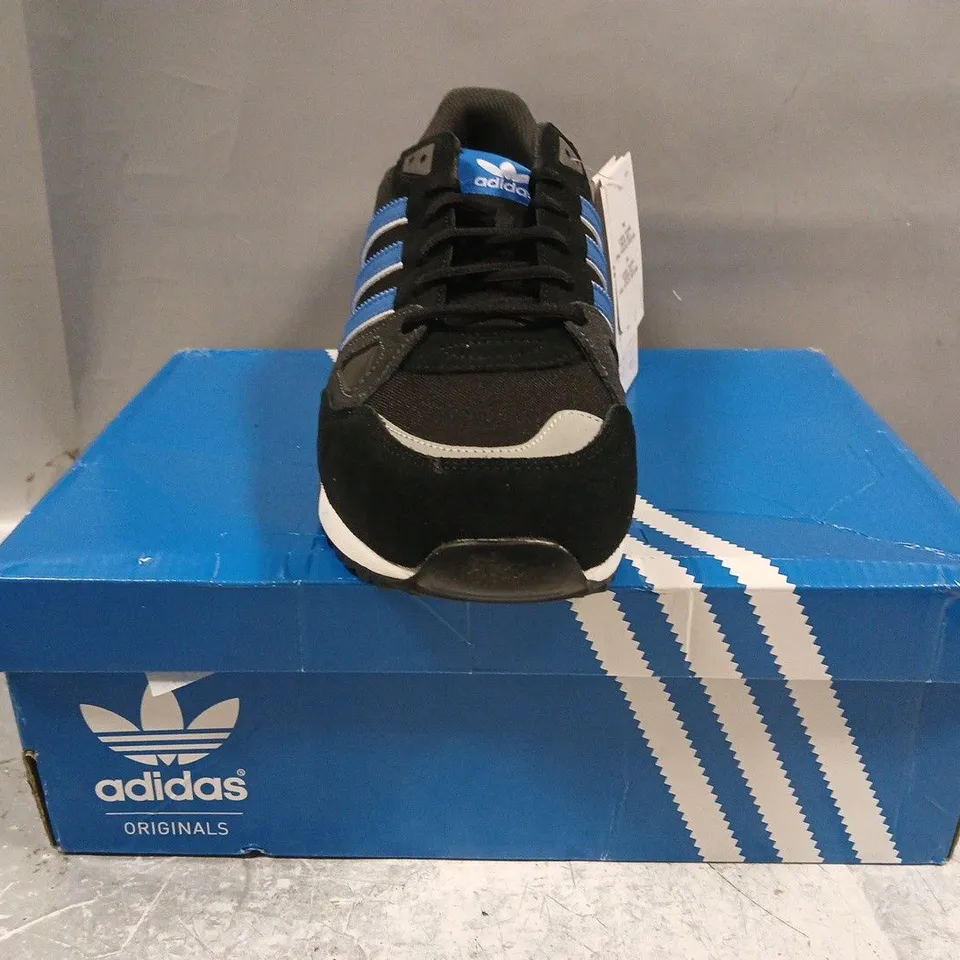 BOXED PAIR OF ADIDAS ZX 750 SHOES IN BLACK/BLUE SIZE UK 9.5