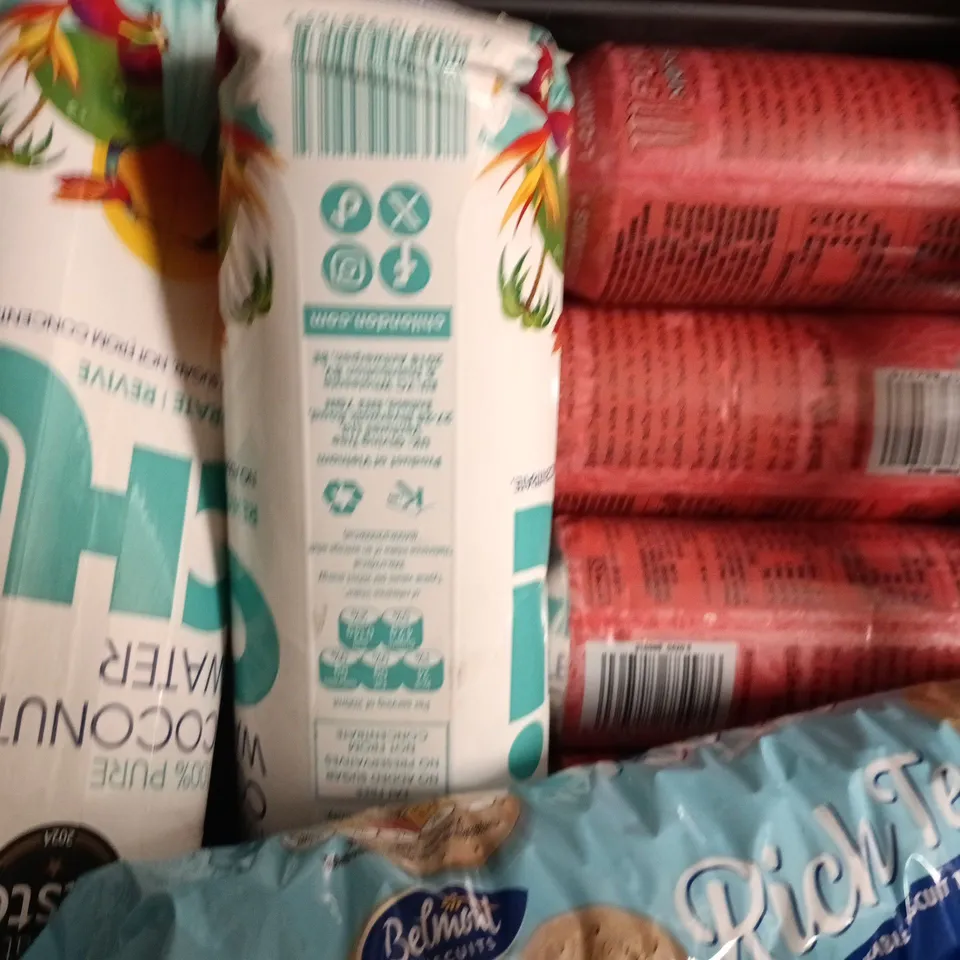 APPROXIMATELY 10 ASSORTED FOOD & DRINK ITEMS TO INCLUDE BUCHANAN'S, MONSTER, ETC - COLLECTION ONLY