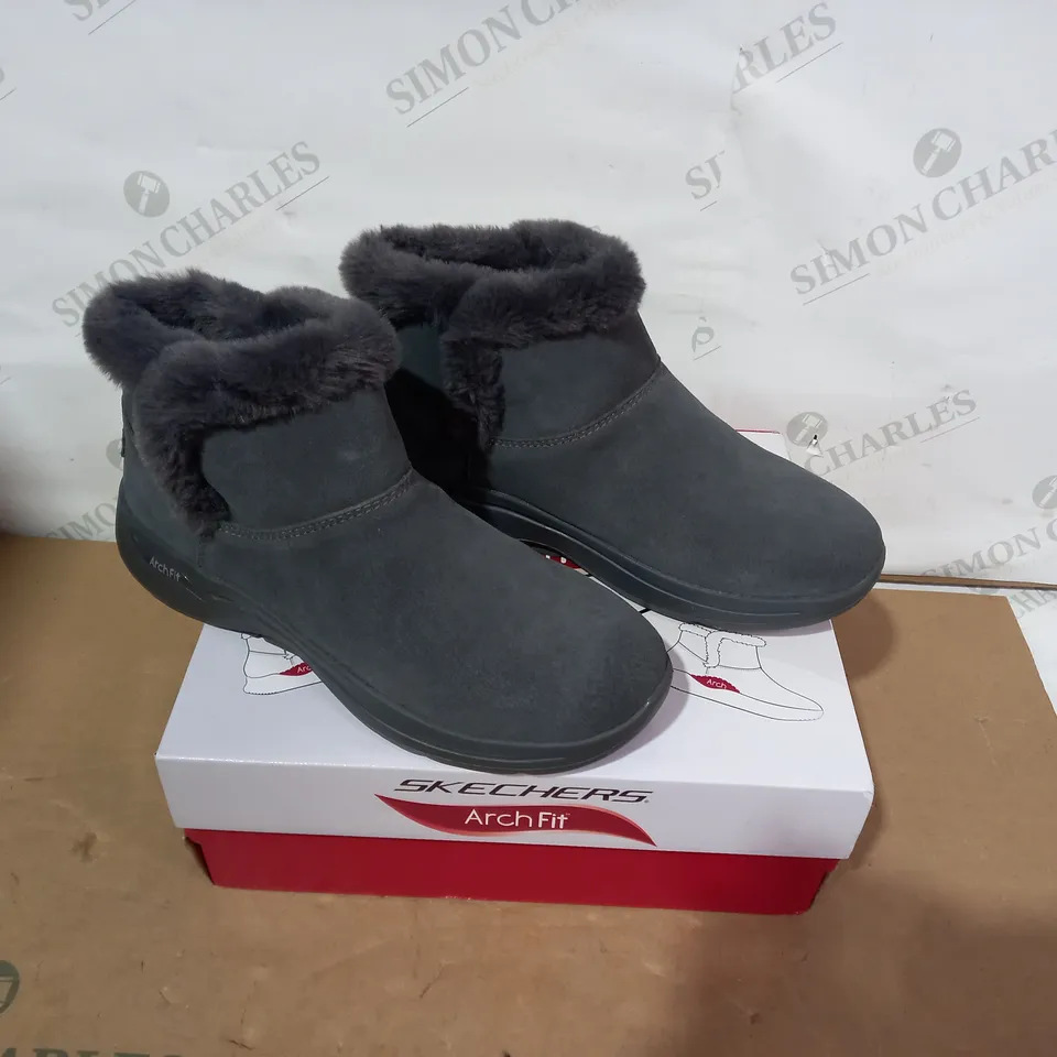 BOXED PAIR OF SKECHERS - SIZE 6