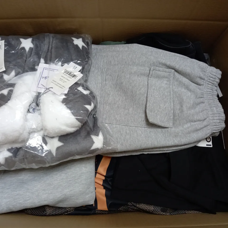 LOT OF ASSORTED CLOTHING ITEMS  AND ACCESSORIES TO INCLUDE; T-SHIRTS, JUMPERS ETC