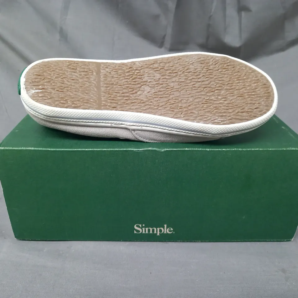 BOXED PAIR OF SIMPLE SATIRE CANVAS SNEAKERS IN GREY SIZE 4