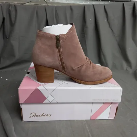 BOXED SKECHERS BIEGE HEELED ZIPPED BOOTS SIZE 7